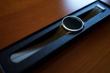 Granada, Endülüs, İspanya - 28 Eylül 2022: Yeni Samsung Saat 5 Pro kutusunda.