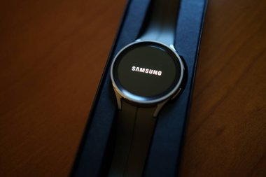 Granada, Endülüs, İspanya - 28 Eylül 2022: New Samsung Watch 5 Pro in its box. Ekranda Samsung logosu.