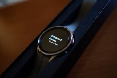 Granada, Endülüs, İspanya - 28 Eylül 2022: New Samsung Watch 5 Pro in its box. Ekranda Samsung logosu.