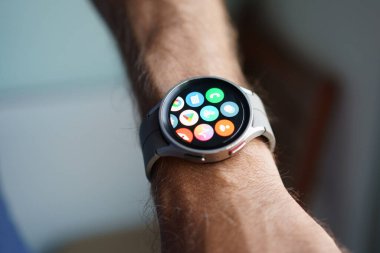 Granada, Endülüs, İspanya - 28 Eylül 2022: Samsung Watch 5 Pro uygulamasını kullanan adam.