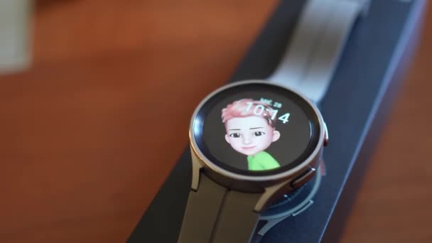グラナダ アンダルシア スペイン 2022年9月28日 Ar絵文字の腕時計の顔を持つ新しいサムスンウォッチ5 Pro — ストック動画