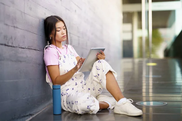 Chica Asiática Consultando Tableta Digital Mientras Toma Descanso Café Con — Foto de Stock