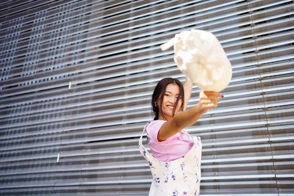 幸せな若いアジアの女性のカメラの幸せと笑みを浮かべて見て 中国の学生の女性はカジュアルな服やキャップを着て — ストック写真