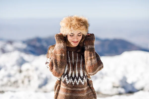 冬の雪の山を楽しむ面白い女性 シエラネバダ グラナダ スペイン 冬服を着た女性 — ストック写真