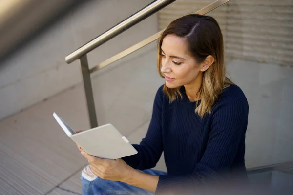 Medelålders Kvinna Läser Med Sin Bok Kaffepaus Nära Sitt Kontor — Stockfoto