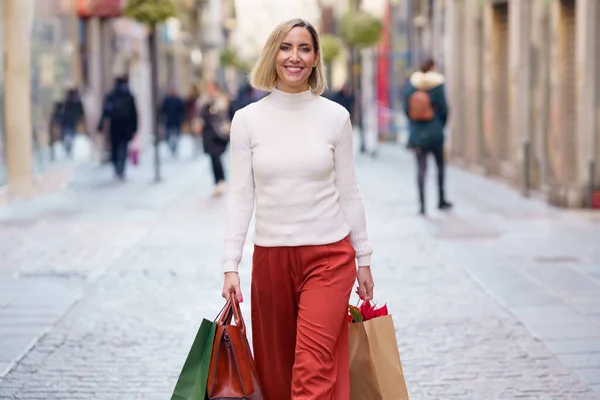 Positieve Vrouwelijke Shopaholic Dragen Papieren Zakken Tijdens Het Wandelen Stoep — Stockfoto