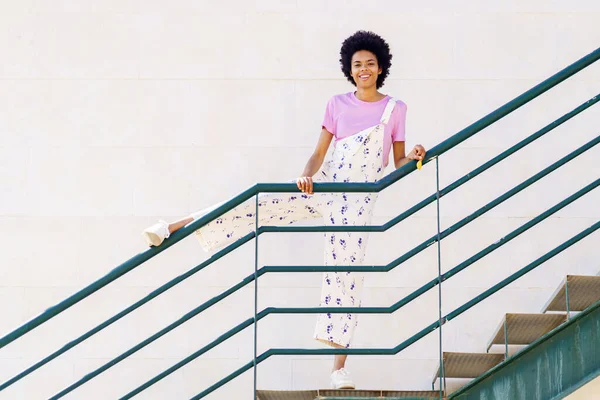 Cuerpo Completo Hembra Afroamericana Sonriente Con Ropa Casual Mirando Cámara —  Fotos de Stock