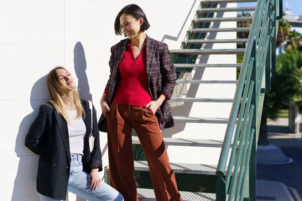 Zufriedene Junge Freundinnen Stylischen Outfits Genießen Den Sonnigen Tag Auf — Stockfoto