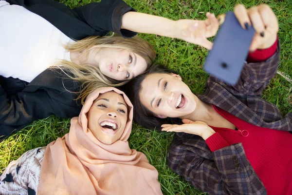 Top View Laughing Muslim Female Lying Girlfriends Pouting Lips Taking — Stock Photo, Image