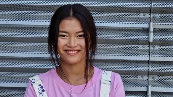 Šťastná Mladá Asiatka Dívá Kameru Usmívá Štěstím Čínská Žena Neformálním — Stock video