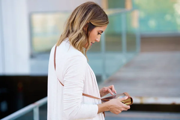 Middelbare Vrouw Met Behulp Van Haar Smartphone Door Een Handtas — Stockfoto