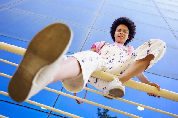 Från Hela Kroppen Ung Afroamerikansk Kvinna Casual Outfit Tittar Kameran — Stockfoto