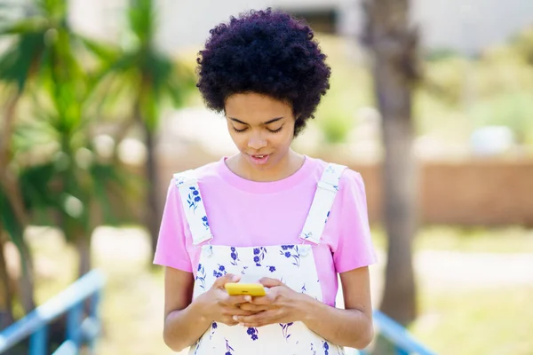 Blij Afro Amerikaanse Vrouw Casual Dragen Scrollen Sociale Media Mobiele — Stockfoto