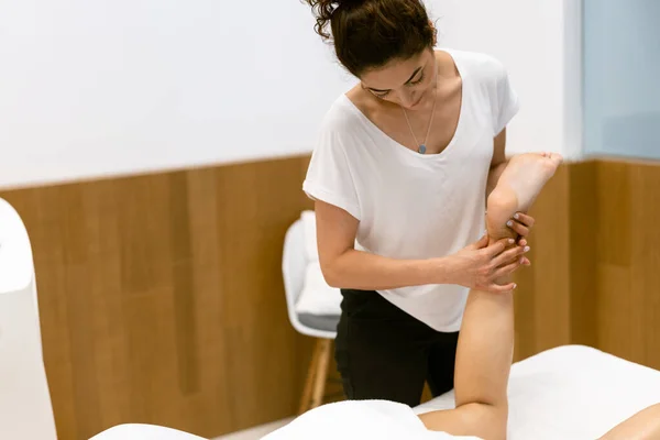 Mulher Meia Idade Fazendo Uma Massagem Nas Pernas Salão Beleza — Fotografia de Stock