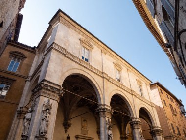 Loggia della Mercanzia veya Tüccar 'ın Loggia' sı Siena, Toskana, İtalya