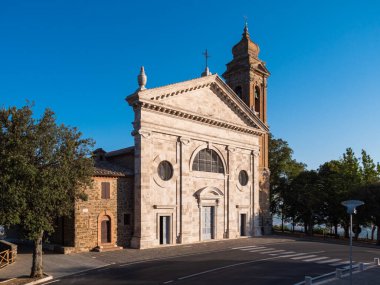 Madonna veya Santa Maria del Soccorso Kilisesi Montalcino, Toskana, İtalya Cephesi ve Çan Kulesi ile