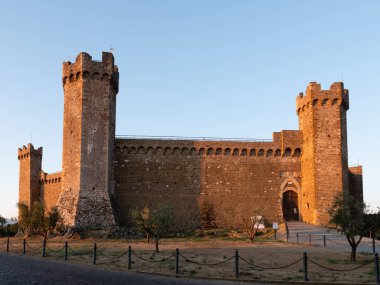 Montalcino Kalesi ya da Montezza di Montalcino Sabahın Gündoğumu