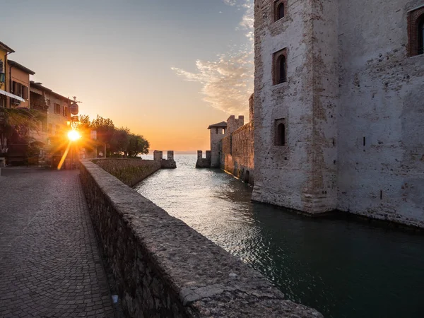 Befestigter Hafeneintritt Sirmione Gardasee Italien Bei Sonnenaufgang — Stockfoto