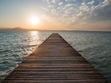 Sunrise 'daki Garda Gölü Jetty Yazın Il Pontile di Sirmione