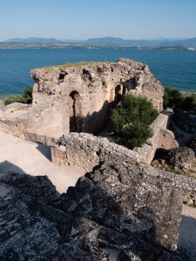 Catullus veya Grotte die Catullo Grottoes Sirmione Yarımadası 'ndaki Sirmione Bölgesi, İtalya
