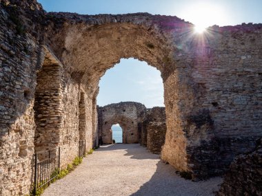 Catullus ya da Grotte die Catullo Uzun Koridoru ya da İtalya 'nın Garda Gölü' ndeki Sirmione Yarımadası 'ndaki Il Lungo koridoru.