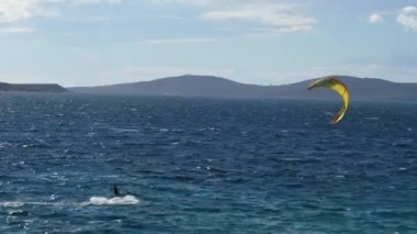 Agios Ioannis Beach, Mykonos, Yunanistan Akdeniz 'de Uçurtmacı Kiteboard
