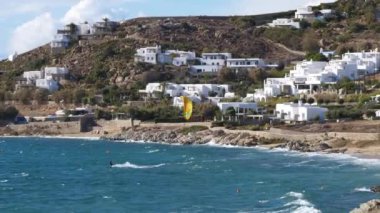 Agios Ioannis Beach, Mykonos, Yunanistan Akdeniz 'de Uçurtmacı Kiteboard