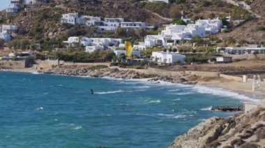 Agios Ioannis Beach, Mykonos, Yunanistan Akdeniz 'de Uçurtmacı Kiteboard