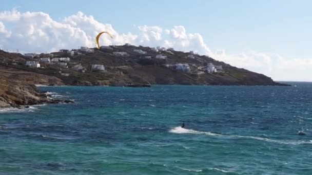 Kitesurfer Kiteboarding Playa Agios Ioannis Mykonos Grecia Mar Mediterráneo — Vídeos de Stock