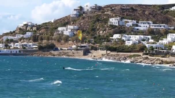 Kitesurfer Kiteboarding Playa Agios Ioannis Mykonos Grecia Mar Mediterráneo — Vídeos de Stock