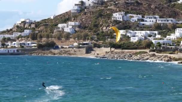 Kitesurfer Kiteboarding Agios Ioannis Beach Mykonos Griekenland Middellandse Zee — Stockvideo