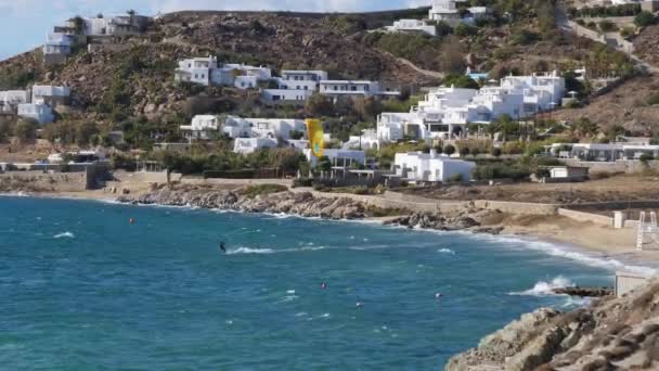 カイトサーファー 地中海のギリシャ ミコノス島アイアニスビーチのカイトサーフィン — ストック動画