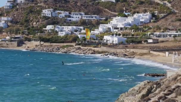 Kitesurfer Kiteboarding Playa Agios Ioannis Mykonos Grecia Mar Mediterráneo — Vídeo de stock