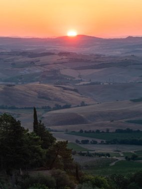 Montalcino, Tuscany tepelerinde gün doğumu, Girit Senesi Bölgesi, Dikey Oryantasyon