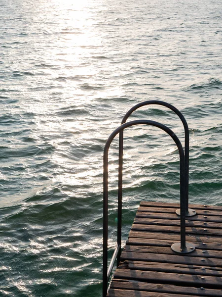 Plavání Nebo Dock Žebřík Jetty Nebo Pier Názvem Pontile Sirmione — Stock fotografie