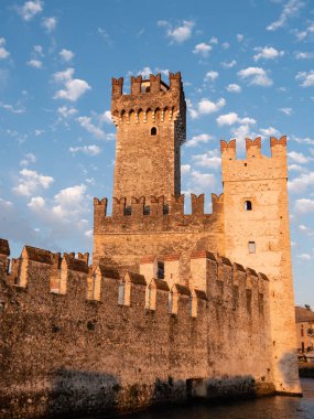 Scaliger Kalesi, Castello Scaligero veya Sirmione 'daki Rocca Scaligera Kalesi Garda Gölü' nde Ana Kale Kulesi ile