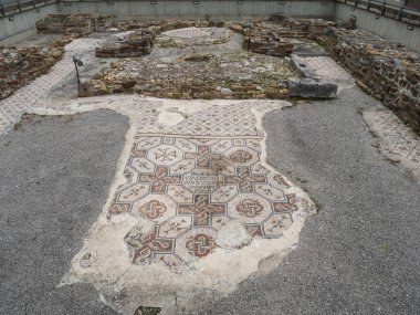 Basilica Santa Maria della Corte Palaeo-Christian Mozaik Zemin ve Harabeler Grado, Friuli-Venezia Giulia, İtalya Geometrik Süslemeleri ile