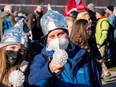 Viyana, Avusturya - 20 Kasım 2021: Vax karşıtı Covid-19 Gösterici Viyana 'da Tin Foil Şapka Giyiyor