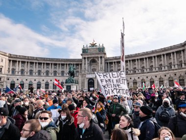 Viyana, Avusturya - 20 Kasım 2021: Hofburg Sarayı 'nda Vax karşıtı Covid-19 Gösteri Kalabalığı.