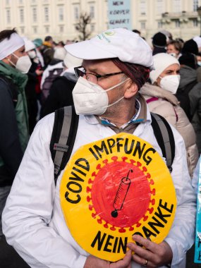 Viyana, Avusturya - 20 Kasım 2021: Anti-Vax Covid-19 Gösterici Holdig İmza 'Covid Impfung Nein Danke' - 'Covid Aşılama Hayır Teşekkür ederim 