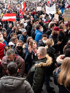 Viyana, Avusturya - 20 Kasım 2021: Hofburg Sarayı 'nda Vax Karşıtı Covid-19 Gösteri Kalabalığı.