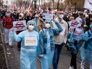 Viyana, Avusturya - 20 Kasım 2021: Vax karşıtı Covid-19 Gösterici Hemşire veya Sağlık İşçisi.