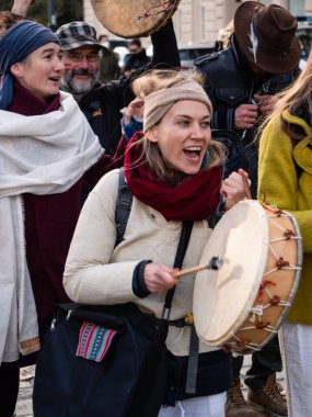 Viyana, Avusturya - 20 Kasım 2021: Covid-19 Aşı Karşıtı Protesto ve Davulcu.