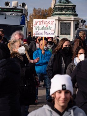Viyana, Avusturya - 20 Kasım 2021: Heldenplatz 'daki Anti-vax Covid-19 Rallisi' nde protestocu sayısı.