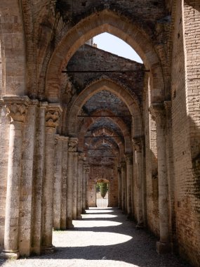 Chiusdino, İtalya - 14 Ağustos 2021: Abbazia San Galgano Manastırı, Gotik Manastırın İç Bölgesi