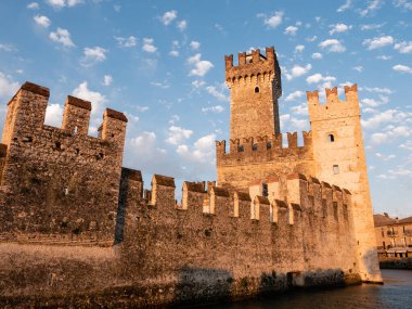 Scaliger Kalesi, Castello Scaligero ya da Sirmione 'deki Rocca Scaligera Kalesi.