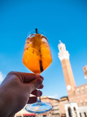 Siena, Tuscany, İtalya 'daki Piazza Il Campo Meydanı' nda Aperol Spritz Aperetif İçeceği