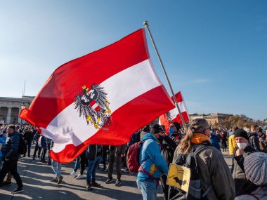 Viyana, Avusturya - 20 Kasım 2021: Vax Karşıtı Covid 19 Gösteri veya Mitinginde Avusturya Bayrağı.