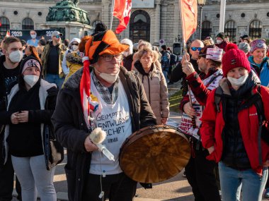 Viyana, Avusturya - 20 Kasım 2021: Tuhaf Anti-Vax Covid-19 Gösterici Heldenplatz 'da Davulculuk, Odd Kostüm