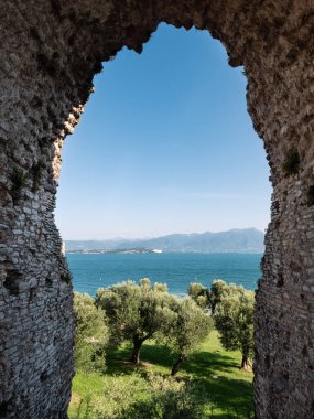 Garda Gölü ve İtalya 'nın Sirmione şehrinde bulunan Catullus Roma Konağı' nın Grottoes Taş Kemeri
